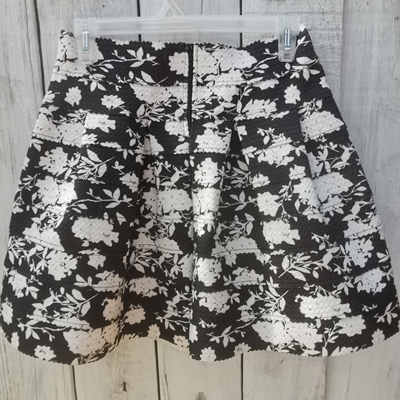 Soprano SMALL floral pleated stretch flare skirt - Picture 4 of 8